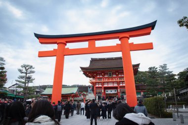 KYOTO, JAPONYA - 11 DEC18: Japonya 'nın Kyoto kentindeki Fushimi Inari türbesini ziyaret etmek için turist seyahati.