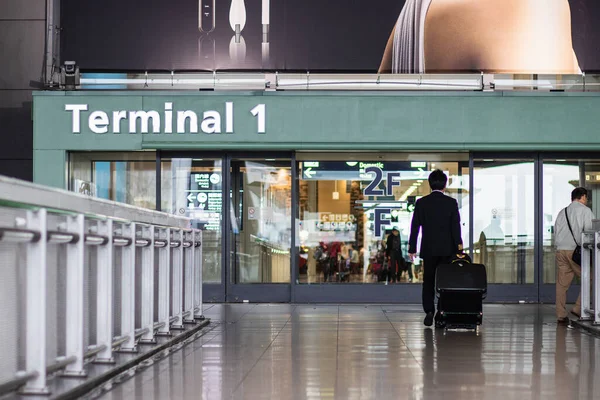 2018年12月6日大阪 関西空港第1ターミナルをご利用のお客様へ2018年12月6日大阪 関西空港第1ターミナルをご利用のお客様へ — ストック写真