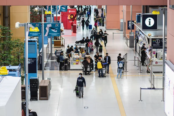 2018年12月6日大阪 関西空港駅をご利用のお客様へ2018年12月6日大阪 関西空港駅をご利用のお客様 — ストック写真