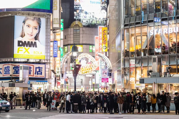 2018年12月8日 渋谷の交差点を歩く人々は 世界でも有数の大きな交差点です — ストック写真