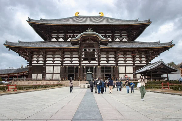NARA, JAPONYA - 15 DEC 2018: Todai-Ji Japonya 'nın Nara kentindeki Doğu Büyük Tapınağı' nın önemidir..