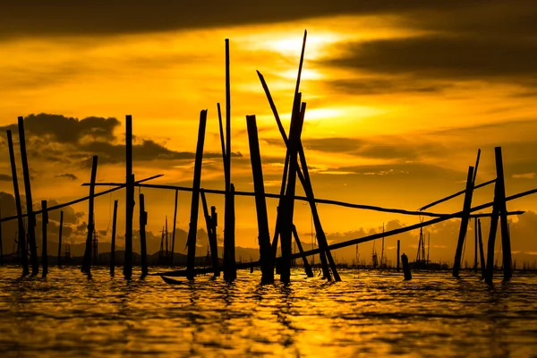 Σιλουέτα του ψάρια κλουβί για το ηλιοβασίλεμα στην επαρχία songkhla, Ταϊλάνδη — Φωτογραφία Αρχείου
