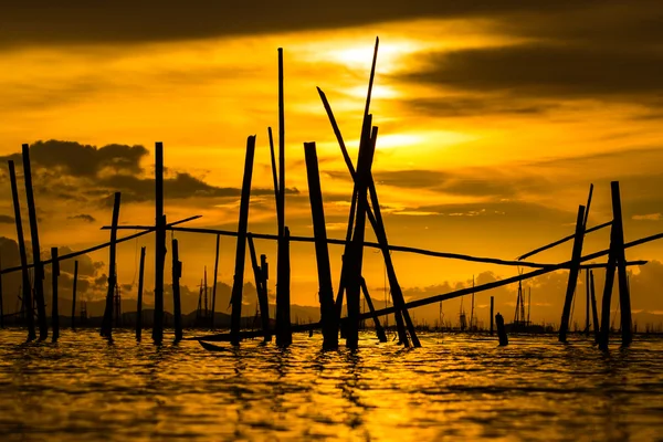 Silhueta de gaiola de peixe no pôr do sol na província de Songkhla, Tailândia — Fotografia de Stock