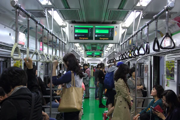 Tunnelbanan, Sydkorea 5 okt 2013: Koreanska folket använda tunnelbanan till — Stockfoto