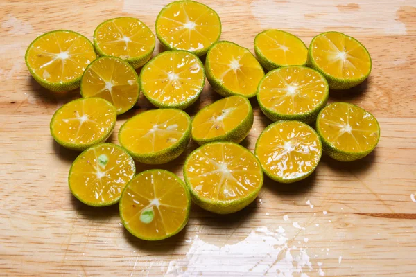 Small oranges, sour orange juice used for separator. — Stock Photo, Image
