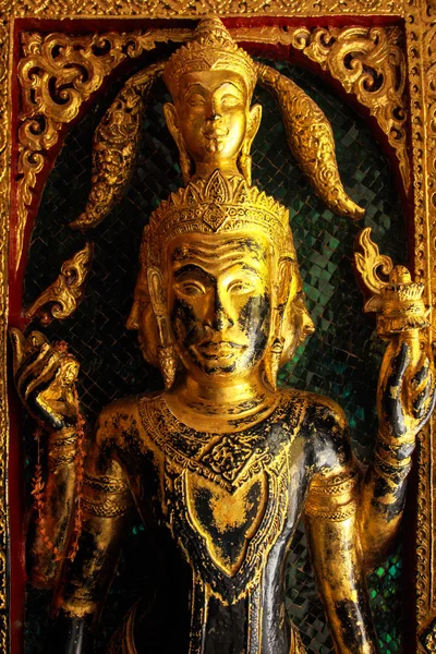 Imagem de alto contraste de esculturas de buda dourada no templo en — Fotografia de Stock