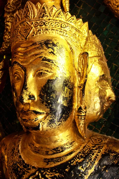 Kontrastreiches Bild von Buddha-Skulpturen mit goldenem Gesicht auf dem Tempel — Stockfoto
