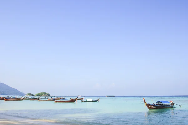 Longtail båt för besök vackra stranden i Koh Lipe, Thailand — Stockfoto