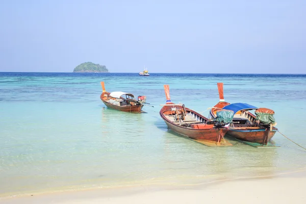 Longtail lodí pro návštěvu krásné pláže Koh Lipe, Thajsko — Stock fotografie