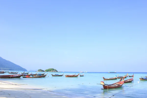 Longtail lodí pro návštěvu krásné pláže Koh Lipe, Thajsko — Stock fotografie