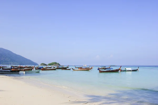 Longtail lodí pro návštěvu krásné pláže Koh Lipe, Thajsko — Stock fotografie