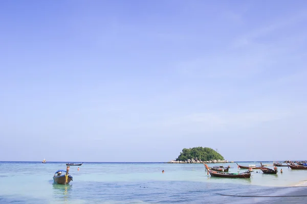 Longtail båt för besök vackra stranden i Koh Lipe, Thailand — Stockfoto