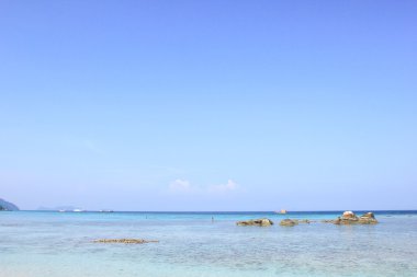 Kaya, deniz ve mavi gökyüzü - lipe Adası Tayland