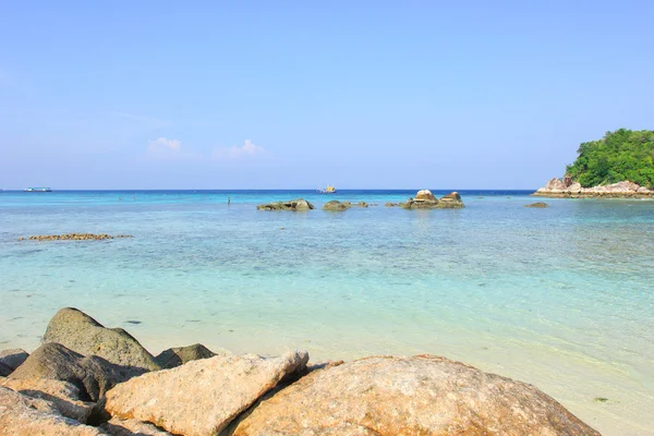 Stenar, havet och blå himmel - lipe island thailand — Stockfoto