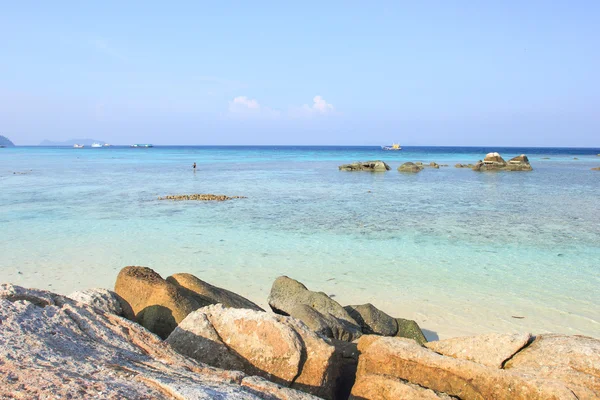 Stenar, havet och blå himmel - lipe island thailand — Stockfoto