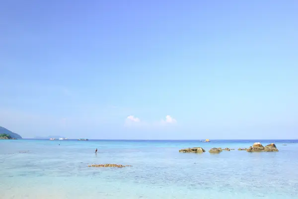 Βράχια, θάλασσα και μπλε ουρανό - lipe νησί Ταϊλάνδη — Φωτογραφία Αρχείου