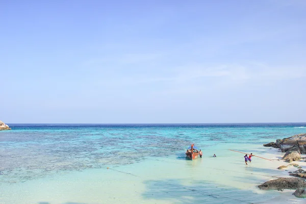 Halász hajózott longtail hajóval a strandon - Lipe island Thaila — Stock Fotó