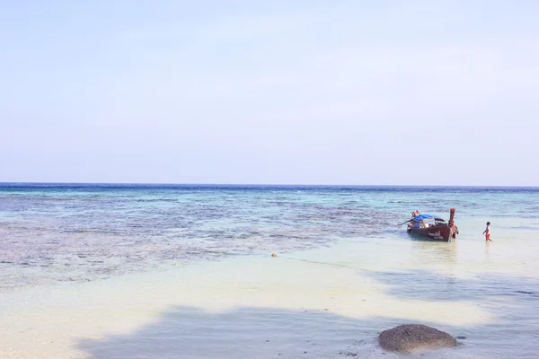 Pescador navegó barco de cola larga en la playa - Lipe isla Thaila — Foto de Stock