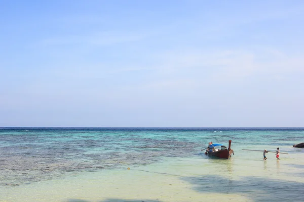 Fisherman sailed longtail boat on the beach - Lipe island Thaila — Stock Photo, Image