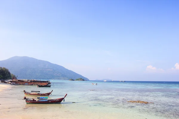 Longtail lodí pro návštěvu krásné pláže Koh Lipe, Thajsko — Stock fotografie