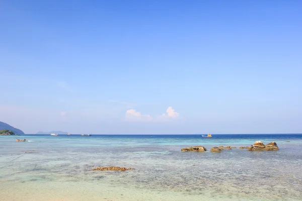 岩石，大海和蓝天-利普岛泰国 — 图库照片