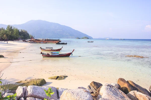 Longtail båt för besök vackra stranden i Koh Lipe, Thailand — Stockfoto