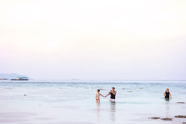 Satun, Tayland - Eyl 29, 2014: Erkek ve kadın th içinde yüzüyor — Stok fotoğraf