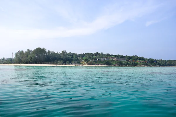 Paisaje marino con isla pequeña, Tailandia — Foto de Stock