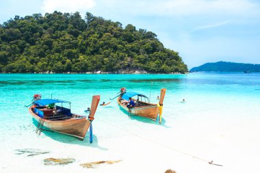 Lipe Satun, Tayland - 27 Eylül 2014: Balıkçı longtail kalkmıştı. 