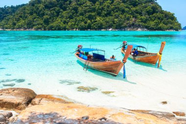 Lipe Satun, Tayland - 27 Eylül 2014: Balıkçı longtail kalkmıştı. 