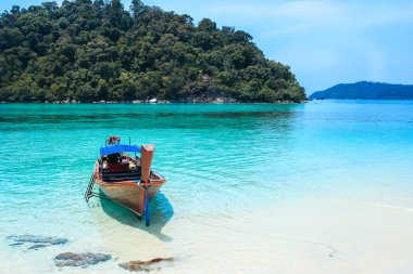 Lipe Satun, Tayland - 27 Eylül 2014: Balıkçı longtail kalkmıştı. 
