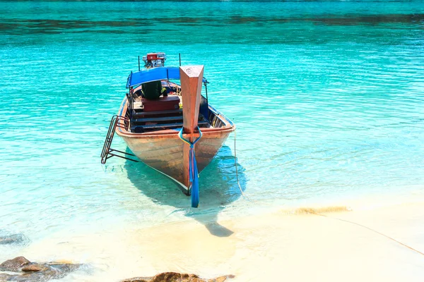 LIPE, SATUN, TAILANDIA - 27 DE SEP DE 2014: Pescador navegó cola larga —  Fotos de Stock