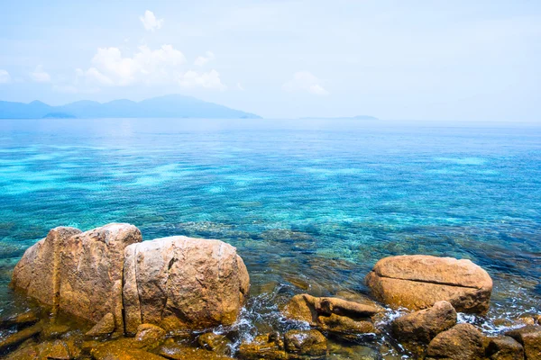 Stenar, havet och blå himmel - Lipe island Thailand — Stockfoto