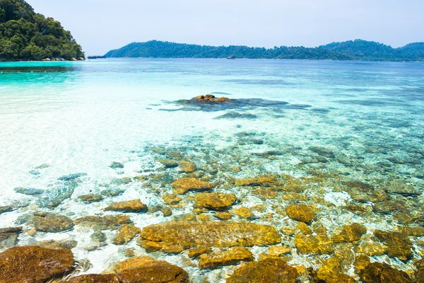 Rocas, mar y cielo azul - Isla Lipe Tailandia — Foto de Stock