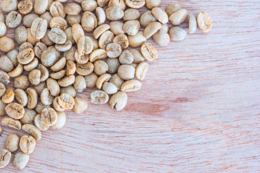 ahşap zemin üzerine yeşil kahve çekirdekleri