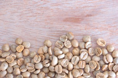 ahşap zemin üzerine yeşil kahve çekirdekleri