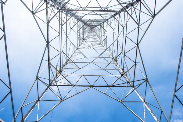 Телекоммуникационная башня характеризуется высокими башнями, сделанными — стоковое фото