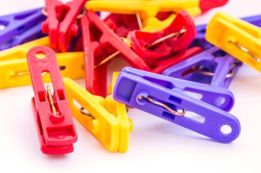 Clothespin izole beyaz arka plan üzerinde klipler