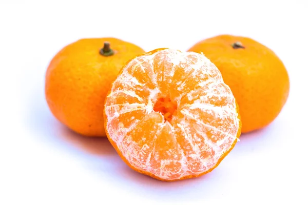 Fruto naranja aislado sobre fondo blanco — Foto de Stock