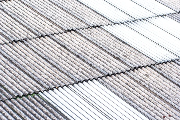 Закрытие серой и белой текстуры крыши — стоковое фото