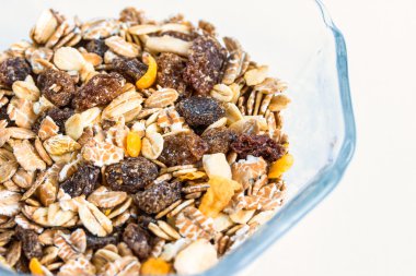 Kuru üzüm ve fındık ile Granola Tahıl