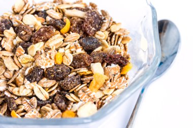 Kuru üzüm ve fındık ile Granola Tahıl