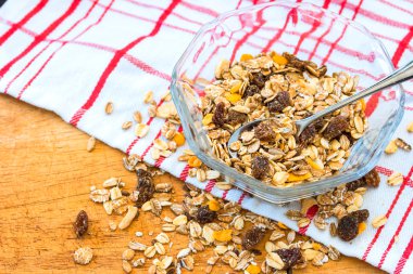Kuru üzüm ve fındık ile Granola Tahıl