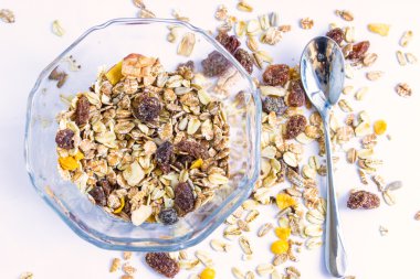 Kuru üzüm ve fındık ile Granola Tahıl