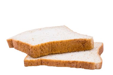 Beyaz arka planda dilimlenmiş tam buğday ekmeği