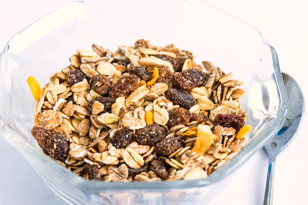 Kuru üzüm ve fındık ile Granola Tahıl