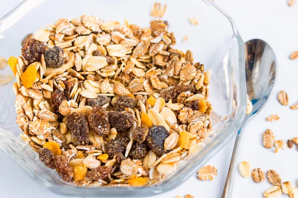 Kuru üzüm ve fındık ile Granola Tahıl