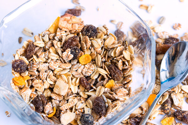 Гранола с изюмом и орехами
