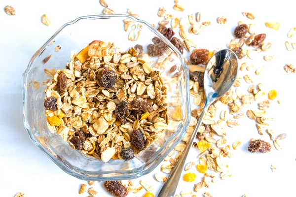 Kuru üzüm ve fındık ile Granola Tahıl
