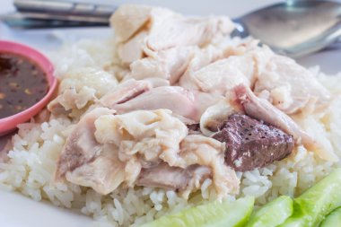 Tavuk çorbasıyla pişirilmiş pirinç.